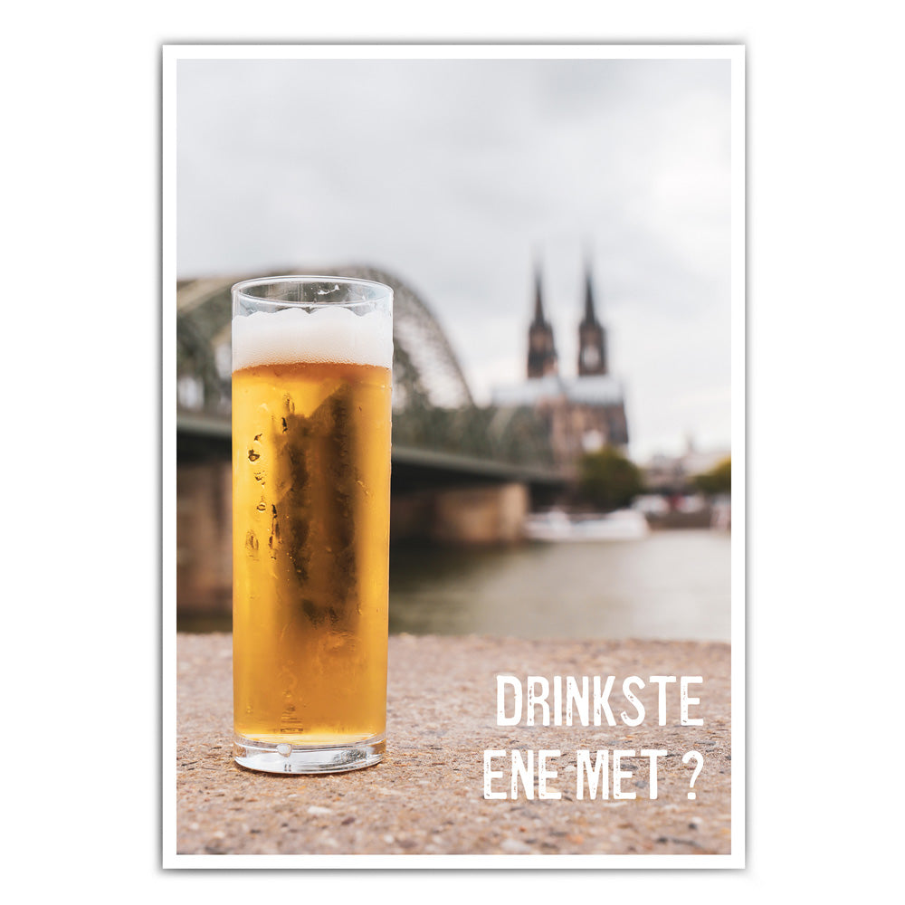 Köln Poster mit einem Kölsch, dem Rhein, dem Kölner Dom und der Hohenzollernbrücke im Hintergrund. Drinkste ene Met Spruch unten rechts.