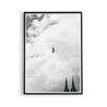 Köln Poster in schwarz weiß im Bilderrahmen. Wolkiger Himmel mit einer Möwe mittig im Bild, unten rechts die Spitzen vom Kölner Dom