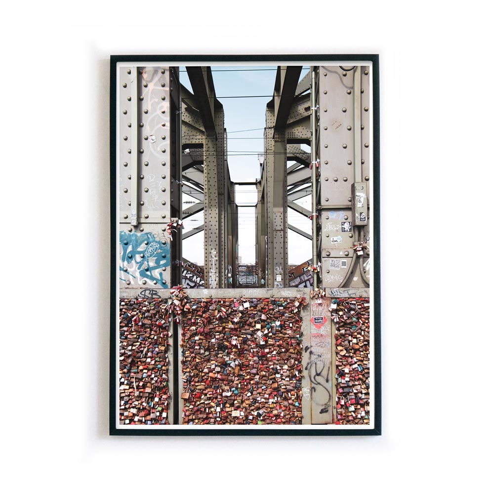 Retro Poster im Rahmen von den Liebesschlössern an der Hohenzollernbrücke in Köln. Frontal und geradliniger Industrie Look.