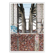 Retro Poster von den Liebesschlössern an der Hohenzollernbrücke in Köln. Frontal und geradliniger Industrie Look.