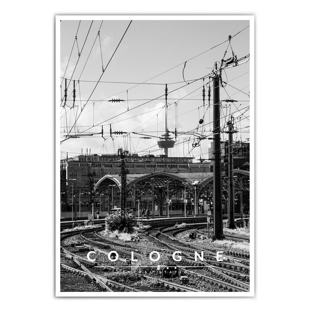 Schwarz Weiß Poster vom Kölner Hauptbahnhof, im Hintergrund der Fernsehturm. Unten im Bild steht in weiß Cologne - Central Station.