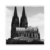 Schwarz Weiß Köln Post vom Kölner Dom. Bild im quadratischen Format.