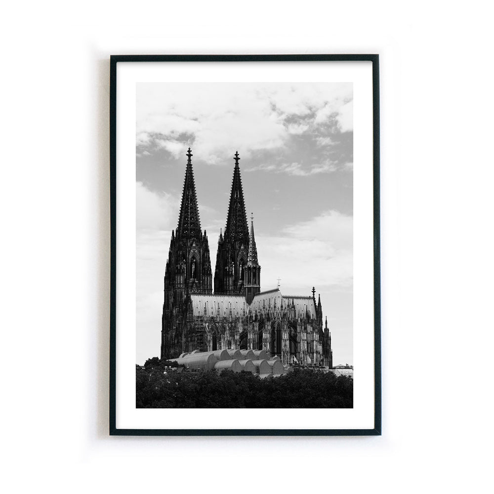 Schwarz Weiß Köln Post vom Kölner Dom. Bild mit einem weißen umlaufenden Rand fertig gerahmt.
