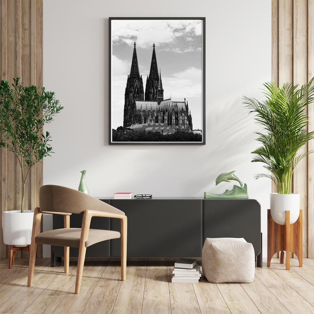 Schwarz Weiß Köln Post vom Kölner Dom. Wandbild im schwarzen Bilderrahmen über einer grauen Kommode.