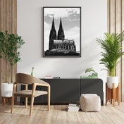 Schwarz Weiß Köln Post vom Kölner Dom. Wandbild im schwarzen Bilderrahmen über einer grauen Kommode.