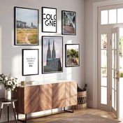 6 Köln Poster vom Kölner Dom, Straßenbahnen, der Hohenzollernbrücke kombiniert mit Cologne und Alle Wege führen nach Köln Spruch. An der Wand über einer Kommode