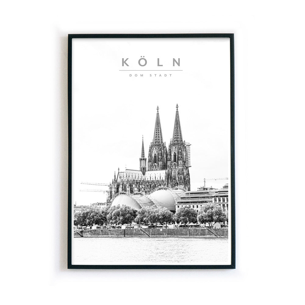 Köln Bild im Bilderrahmen vom Rhein und dem Kölner Dom. Filter in schwarz weiß und lässt das Bild wie gezeichnet wirken. Über dem Dom steht - Köln Dom Stadt.