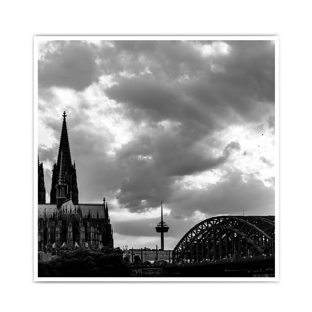 Schwarz Weiß Köln Poster in quadratisch. Sonnenuntergang bei wolkigen Himmel über dem Kölner Dom, Hohenzollernbrücke oder dem Fernsehturm. 