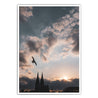 Köln Poster vom Sonnenuntergang über dem Kölner Dom. Über dem Dom fliegt eine Möwe. Kraftvoller blauer Himmel mit Wolken und Sonnenstrahlen.