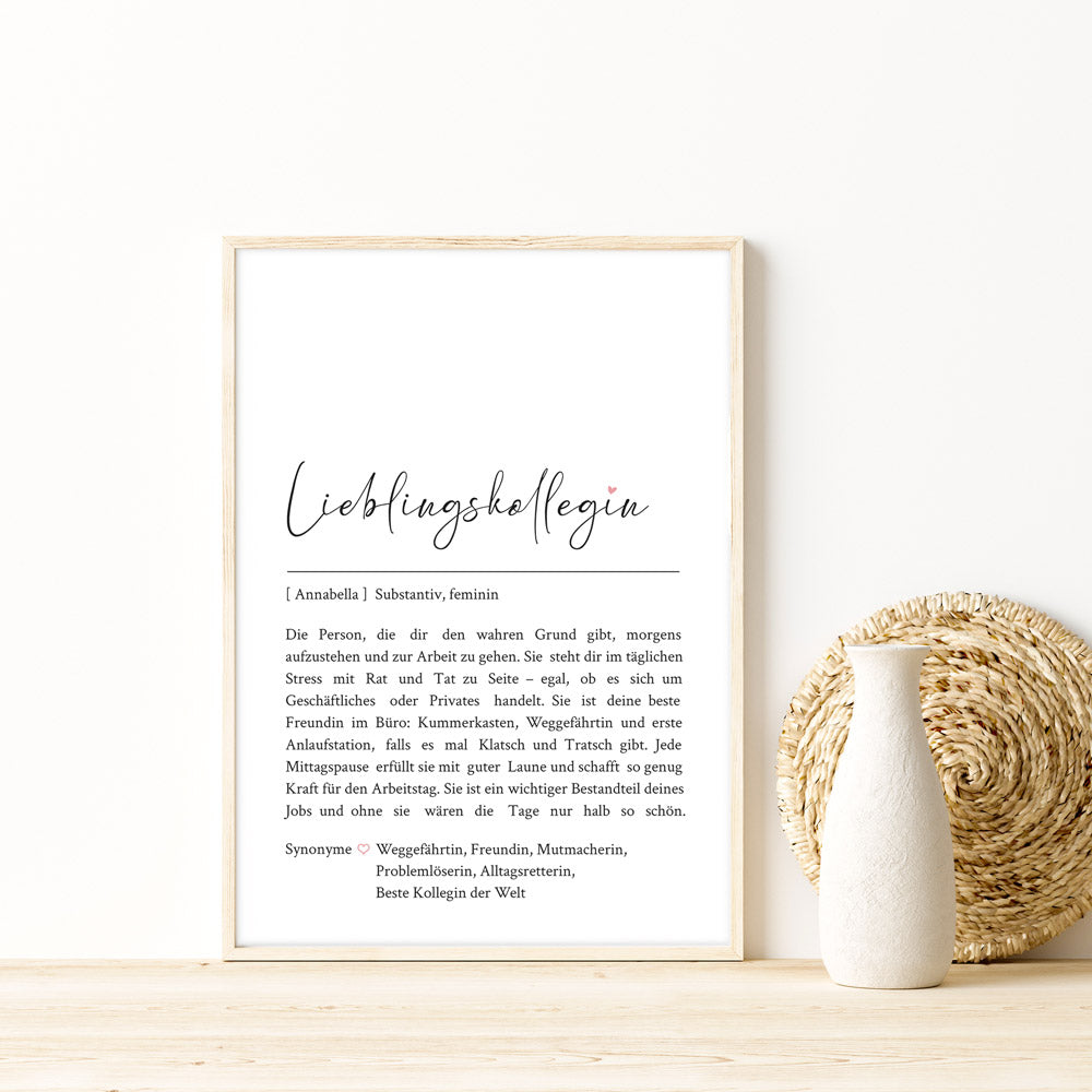 Lieblingskollegin Definition Poster mit personalisierten Namen und Synonymen. Liebevoller Text was eine Lieblingskollegin ausmacht. Bild im hellen Rahmen.