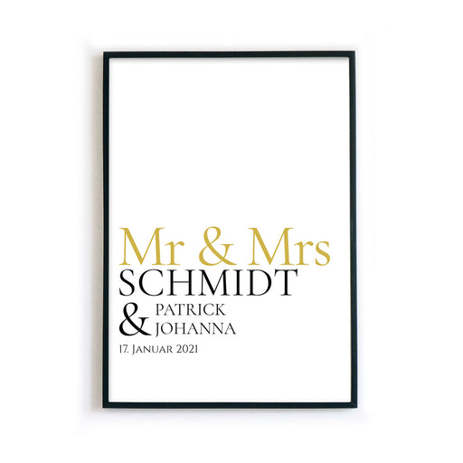 Mr & Mrs in goldener Schrift, darunter personalisierbarer Familienname, Vornamen und Datum. Bild im schwarzen Bilderrahmen.