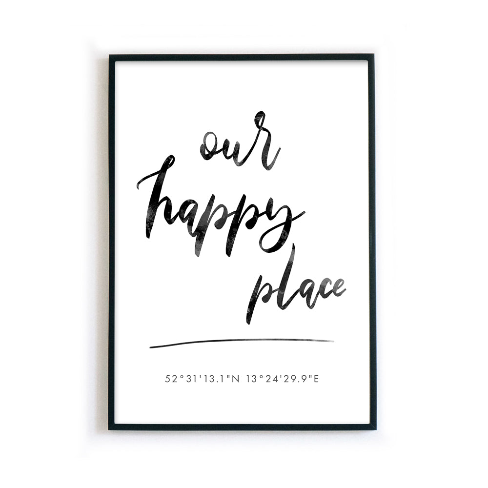 our happy place poster mit individuellen Koordinaten. Im schwarzen Bilderrahmen.