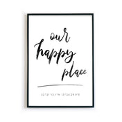 our happy place poster mit individuellen Koordinaten. Im schwarzen Bilderrahmen.
