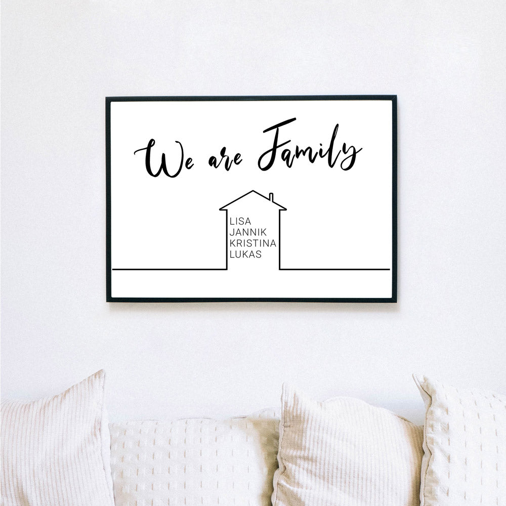 We are Family Poster im Querformat. Personalisierte Namen im Haus. Bild im schwarzen Bilderrahmen über dem Sofa.