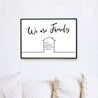 We are Family Poster im Querformat. Personalisierte Namen im Haus. Bild im schwarzen Bilderrahmen über dem Sofa.
