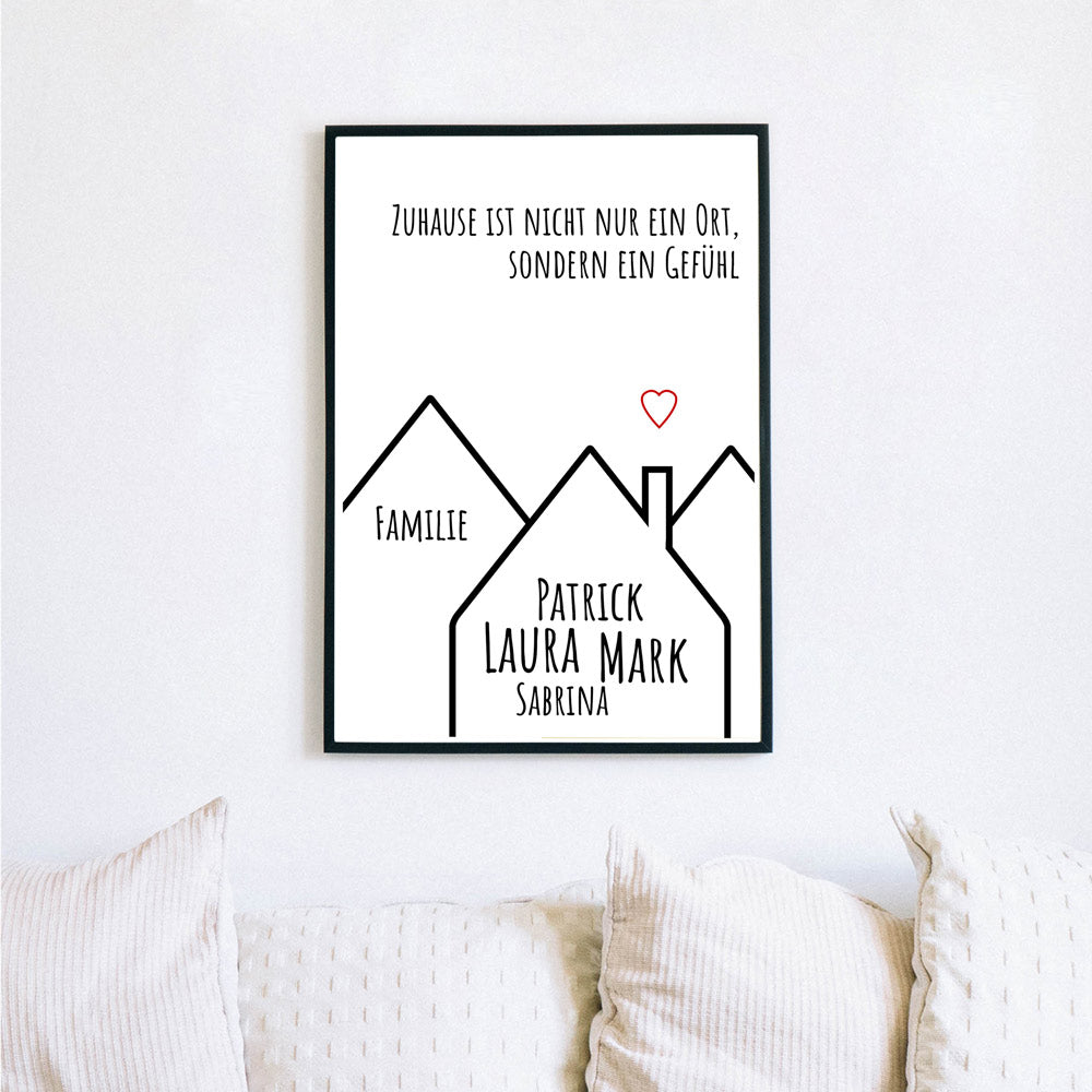 Personalisiertes Poster mit Namen im schwarzen Haus. Darüber der Spruch - Zuhause ist nicht nur ein Ort. sondern ein Gefühl. Im Rahmen über einem Sofa.