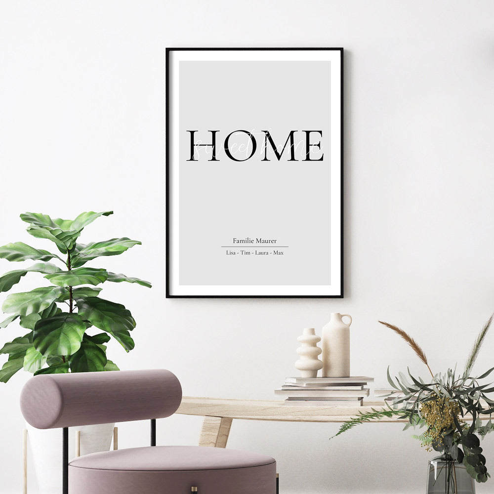 Home Sweet Home Poster in Grau mit personalisierten Vornamen und Familiennamen. Bild an der Wand im schwarzen Rahmen.