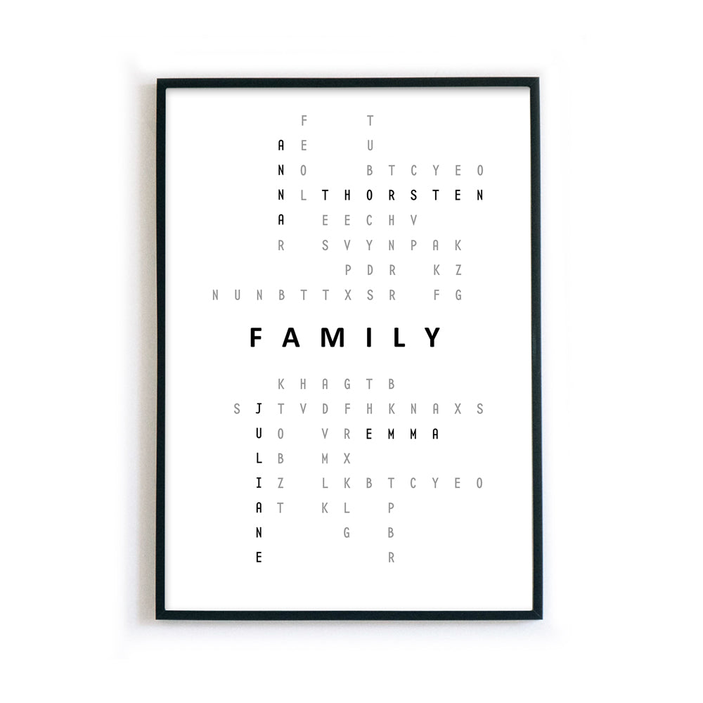 Personalisierbares Poster im schwarzen Rahmen. Vornamen sind im Kreuzworträtsel Design eingefügt, in der Mitte steht Family.