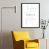 Personalisierbares Poster an der Wand über gelben Sessel. Vornamen sind im Kreuzworträtsel Design eingefügt, in der Mitte steht Family.