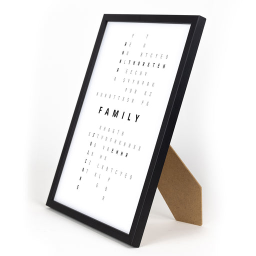 Personalisierbares Poster im schwarzen Din A4 Rahmen mit Aufteller. Vornamen sind im Kreuzworträtsel Design eingefügt, in der Mitte steht Family.