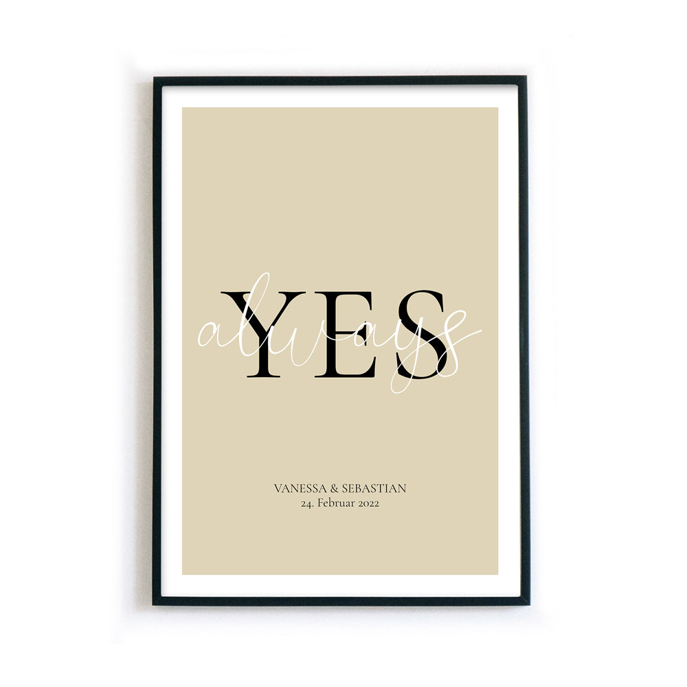 Always Yes Poster auf beigen Hintergrund mit darunter personalisierten Namen und Datum. Bild im schwarzen Bilderrahmen.