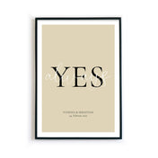 Always Yes Poster auf beigen Hintergrund mit darunter personalisierten Namen und Datum. Bild im schwarzen Bilderrahmen.