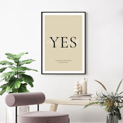 Always Yes Poster auf beigen Hintergrund mit darunter personalisierten Namen und Datum. Bild im schwarzen Rahmen an der Wand.