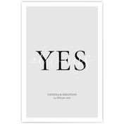 Always Yes Poster auf grauen Hintergrund mit darunter personalisierten Namen und Datum.