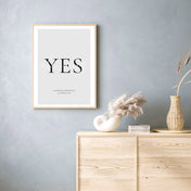 Always Yes Poster auf grauen Hintergrund mit darunter personalisierten Namen und Datum. Bild im hellen Holzrahmen.