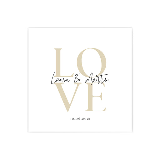 Personalisiertes Love Poster. Beige Love auf weißem Papier, individuelle Vornamen in der Mitte und Datum darunter. Quadratisches Format.