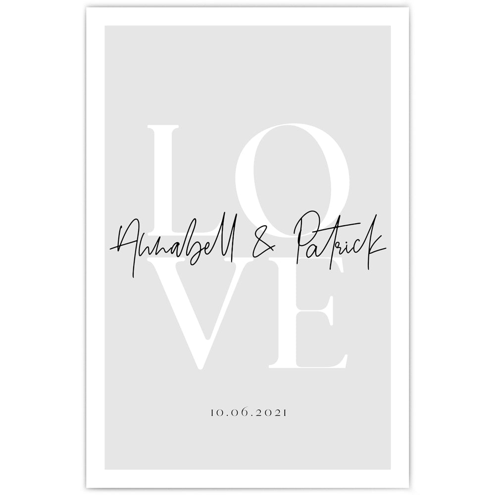 Personalisiertes Love Poster. Weißes Love auf grauem Papier, individuelle Vornamen in der Mitte und Datum darunter.