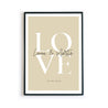 Personalisiertes Love Poster. Weißes Love auf beigen Papier, individuelle Vornamen in der Mitte und Datum darunter. Bild im Bilderrahmen.