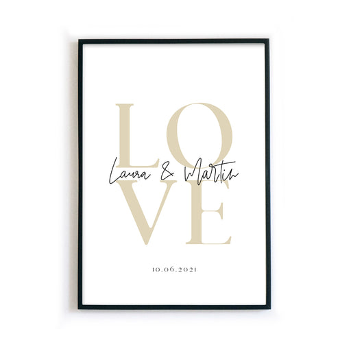 Personalisiertes Love Poster. Beige Love auf weißem Papier, individuelle Vornamen in der Mitte und Datum darunter. Bild im Bilderrahmen.