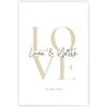 Personalisiertes Love Poster. Beige Love auf weißem Papier, individuelle Vornamen in der Mitte und Datum darunter.