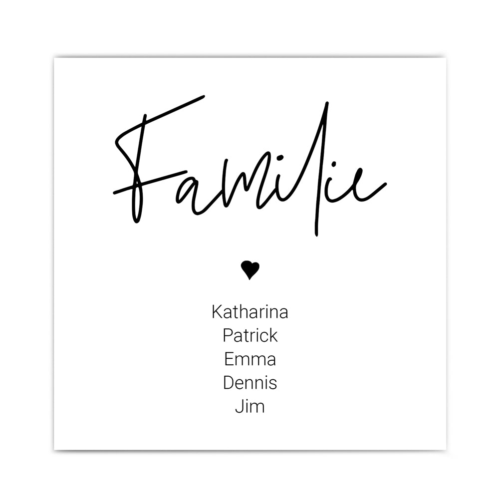 Familie Bild personalisiert mit untereinander geschriebenen Vornamen und einem schwarzen Herz in der Mitte. Im quadratischen Format.