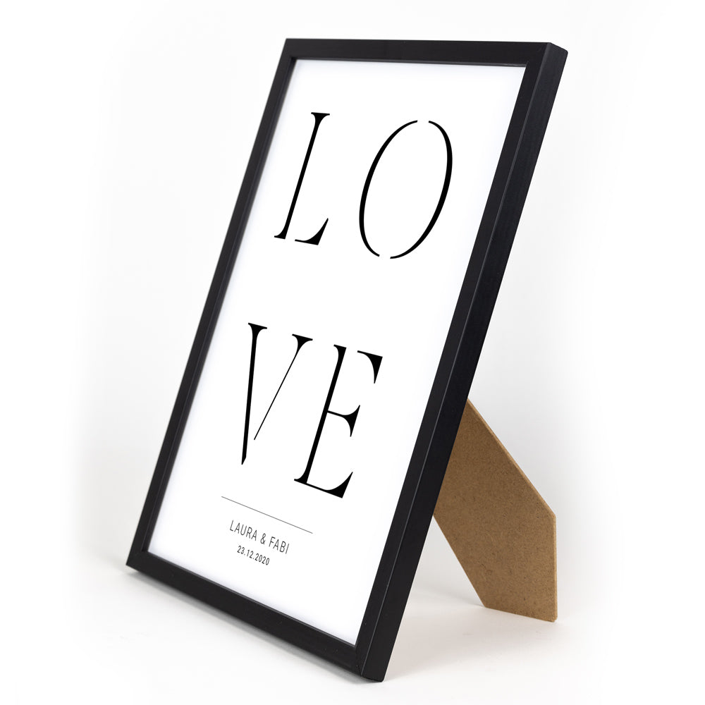 Schwarz Weiß Love Poster mit personalisierten Namen und Datum. Bild im schwarzen Din A4 Bilderrahmen mit Aufsteller.