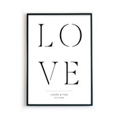 Schwarz Weiß Love Poster mit personalisierten Namen und Datum. Bild im schwarzen Bilderrahmen.