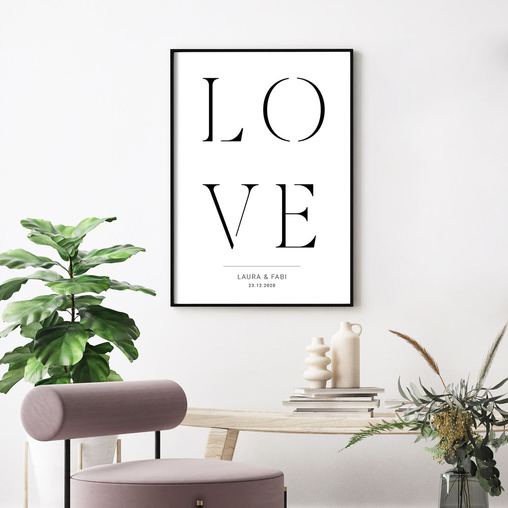Schwarz Weiß Love Poster mit personalisierten Namen und Datum. Bild an der Wand im schwarzen Bilderrahmen.