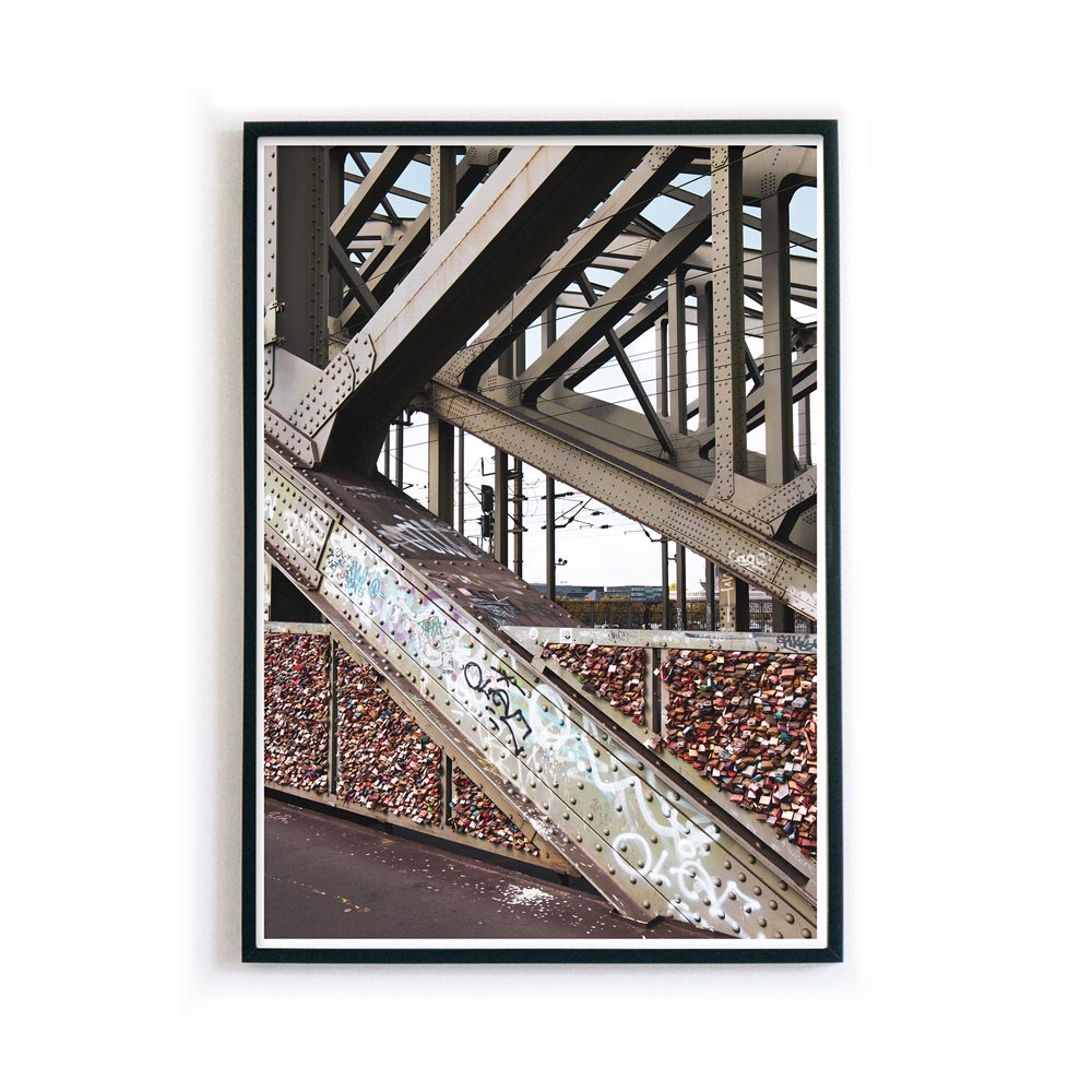 Retro Poster im schwarzen Bilderrahmen. Motiv von den Liebesschlössern an der Hohenzollernbrücke in Köln.