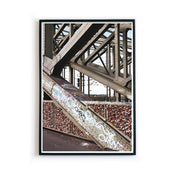 Retro Poster im schwarzen Bilderrahmen. Motiv von den Liebesschlössern an der Hohenzollernbrücke in Köln.