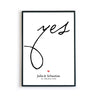 Personalisiertes Hochzeit Poster. Großes Yes in schwarz, darunter ein rotes Herz mit individuellen Namen und Datum. Bild im schwarzen Bilderrahmen.